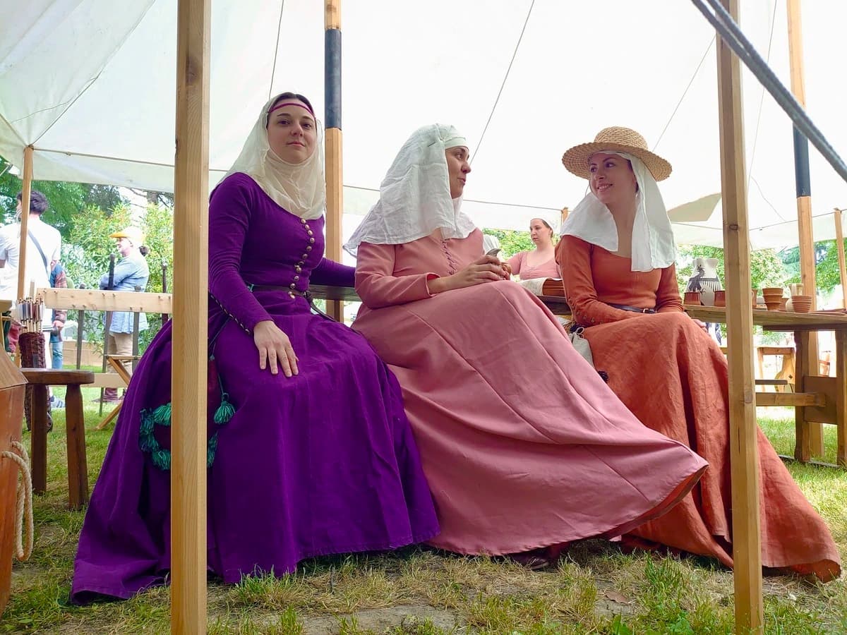 Donne in abiti medievali